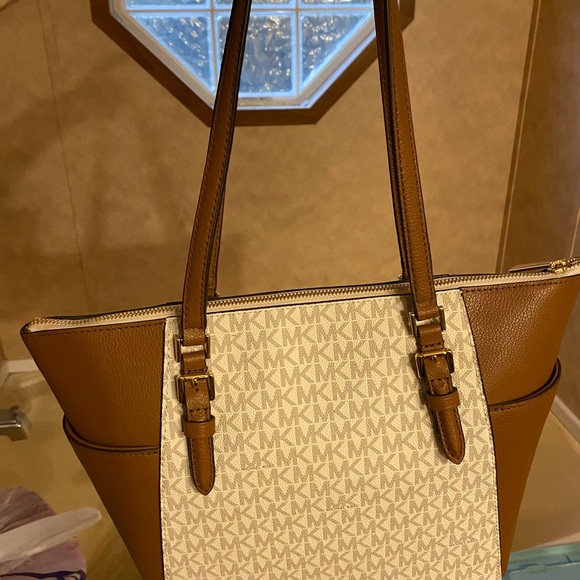 Michael Kors - Picture 2 of 12